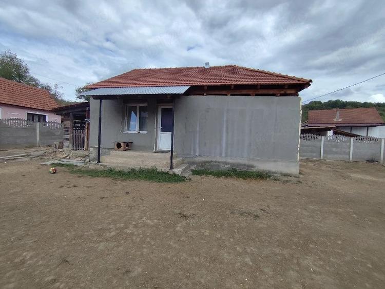 Casă cu 2 camere cu Teren 500 Mp în Central