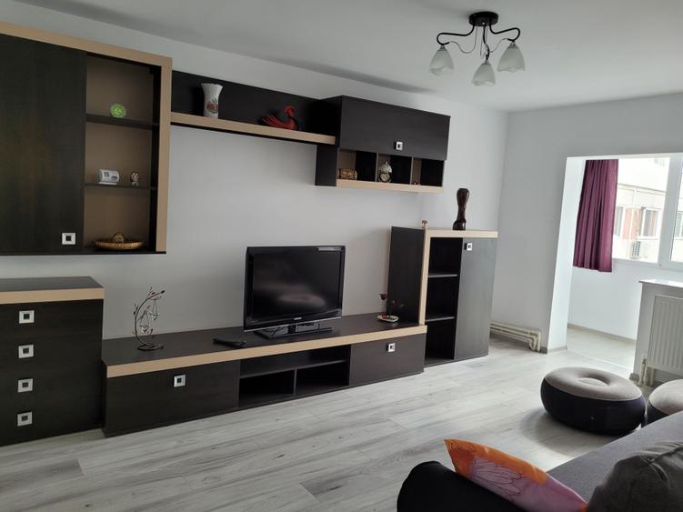 Apartament cu 3 camere decomandat în CET