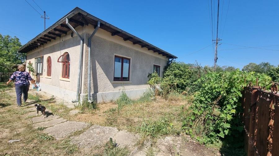 Casă cu 4 camere decomandat în Podenii Vechi