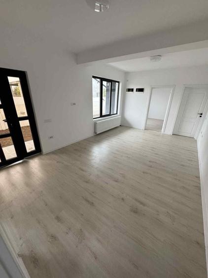 Casă cu 4 camere în Glina