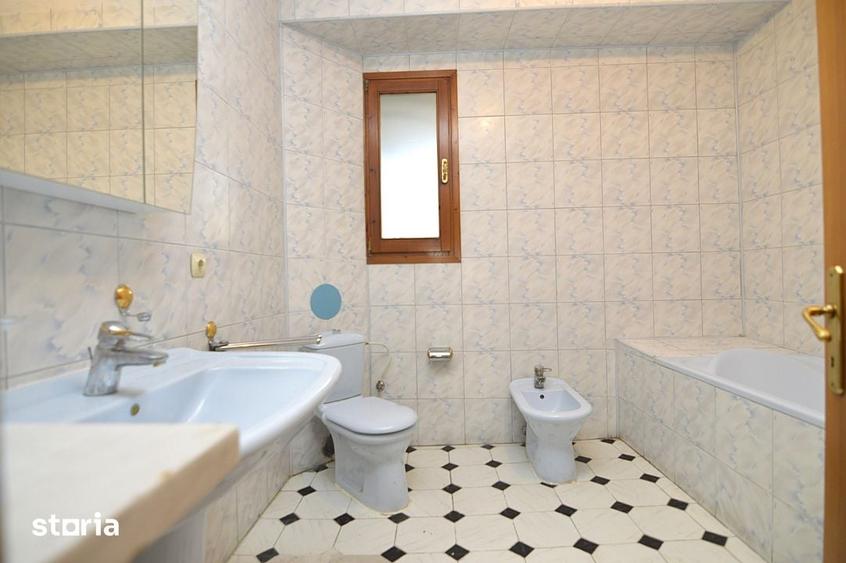 Casă cu 8 camere cu Teren 350 Mp în Gara de Nord