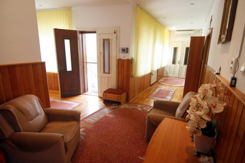 Casă individuală cu 5 camere cu Canalizare în Ultracentral