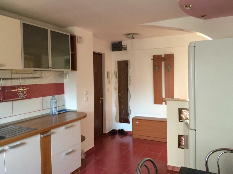 Apartament cu 4 camere decomandat în Băneasa