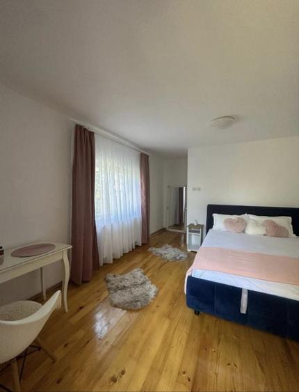 Casă cu 4 camere cu Teren 1200 Mp în Central