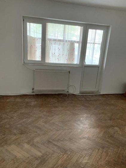 Apartament cu 3 camere semidecomandat în Moinești