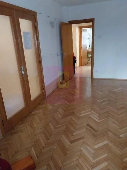 Apartament cu 4 camere decomandat în Muncii