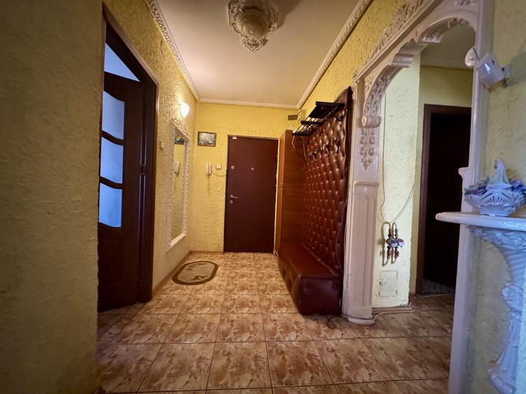 Apartament cu 3 camere decomandat, mobilat în Vitan