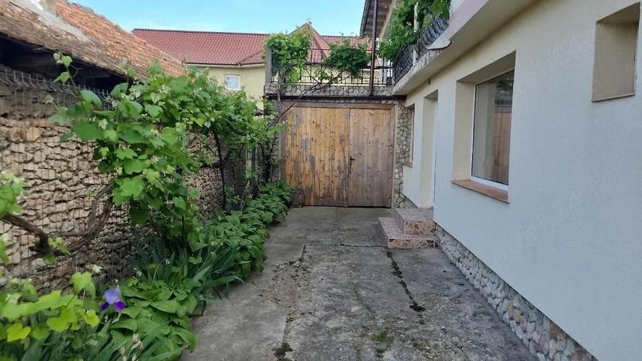 Casă cu 9 camere cu Teren 300 Mp în Central