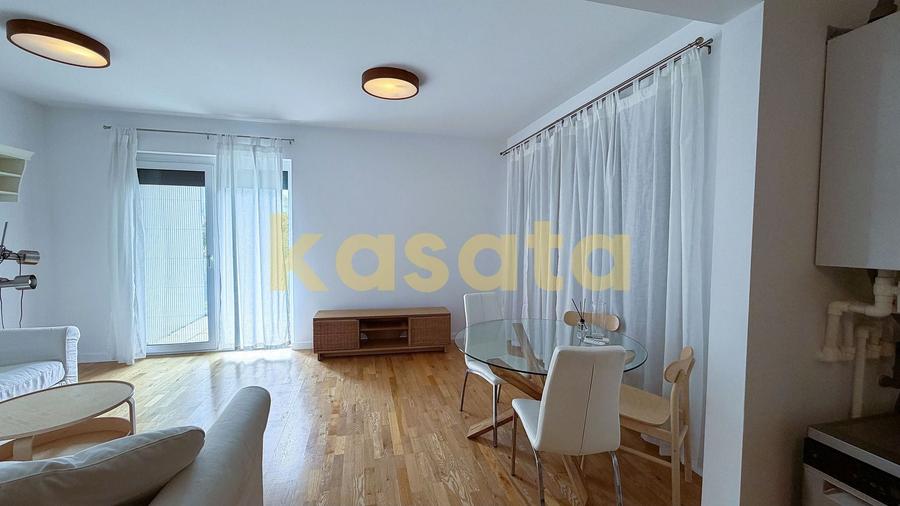 Apartament cu 3 camere semidecomandat, mobilat în Central