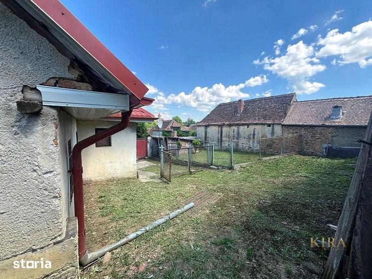 Casă cu 3 camere semidecomandat cu Teren 1600 Mp în Cincu