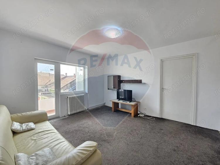 Apartament cu 3 camere semidecomandat în Central