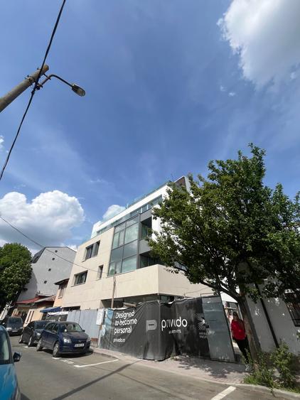 Penthouse cu 4 camere semidecomandat în Timpuri Noi