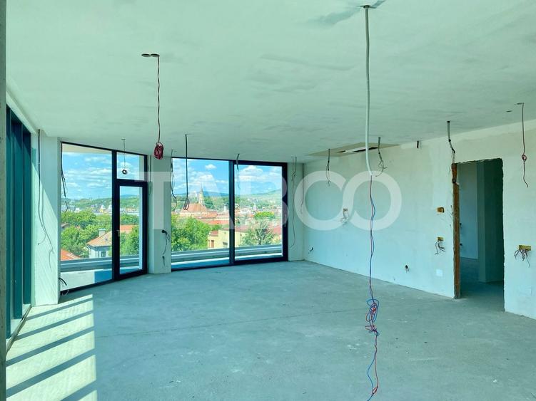Penthouse cu 3 camere semidecomandat în Central