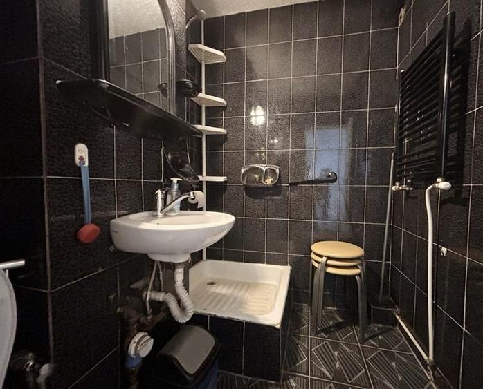 Apartament cu 4 camere semidecomandat, mobilat în Nufărul