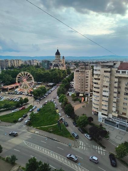 Apartament cu 3 camere decomandat, mobilat în Central
