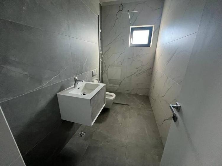 Penthouse cu 3 camere decomandat în Tineretului