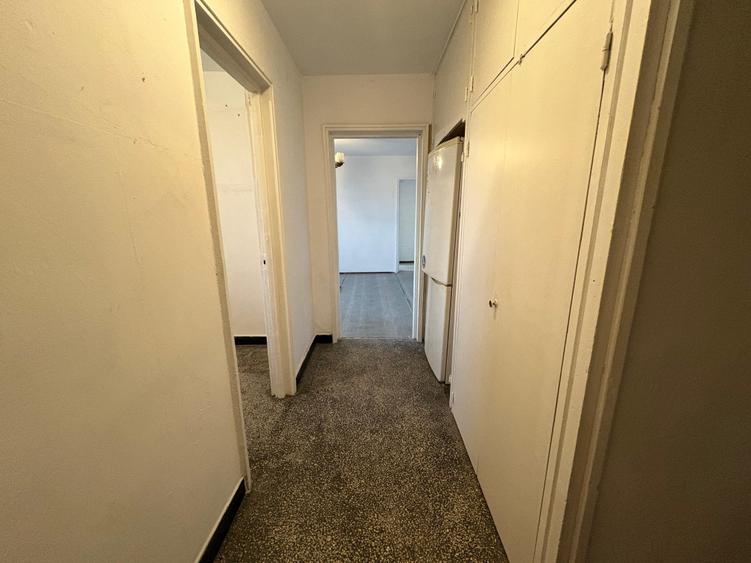 Apartament cu 3 camere semidecomandat în Berceni