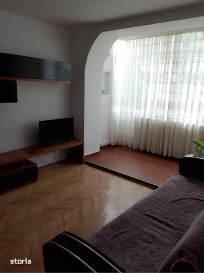 Apartament cu 3 camere semidecomandat în Calea București