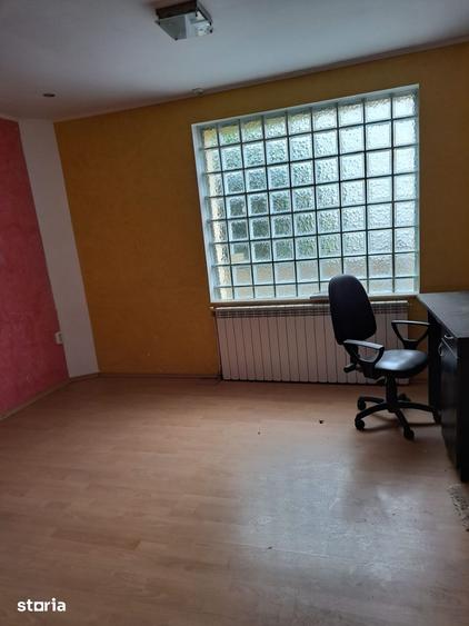 Casă cu 4 camere cu Teren 180 Mp în Central
