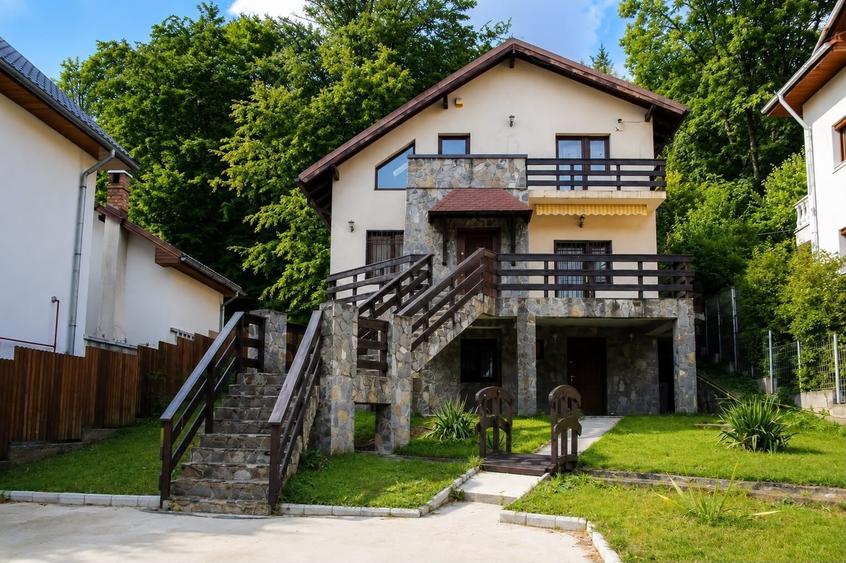 Casă individuală cu 5 camere cu Canalizare în Central