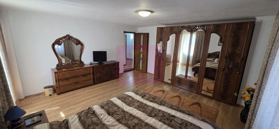 Casă individuală cu 7 camere cu Canalizare în Central