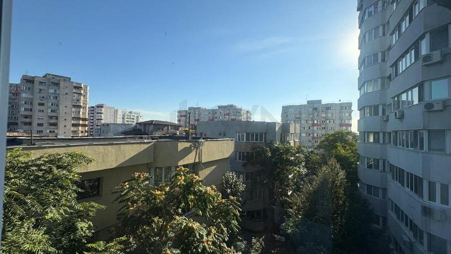 Apartament cu 3 camere semidecomandat, mobilat în P-ța Victoriei