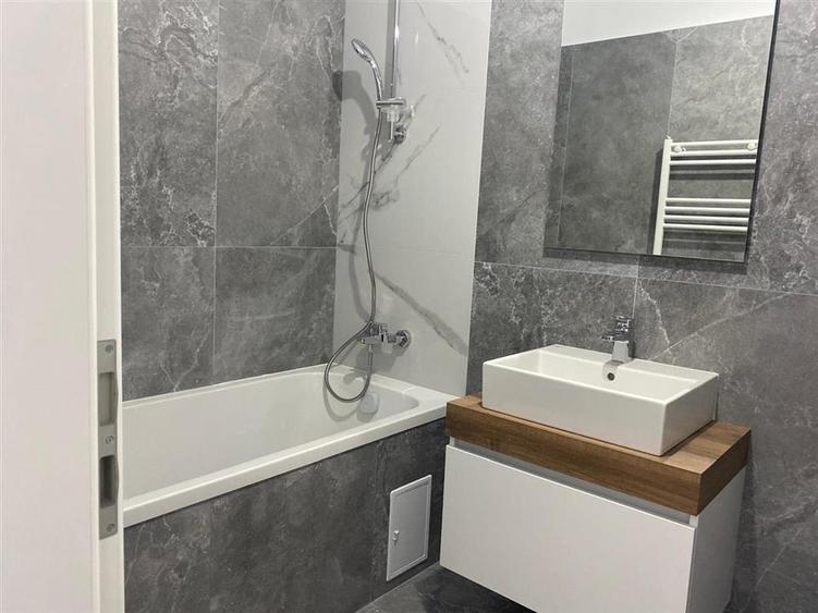 Apartament cu 2 camere decomandat în Tractorul