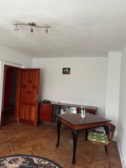 Apartament cu 3 camere decomandat în Aradului