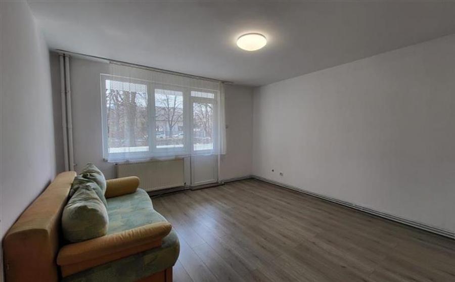 Apartament cu 3 camere semidecomandat în Tudorul Vechi