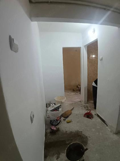 Apartament cu 3 camere nedecomandat în Aleea Carpați