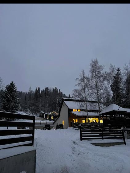 Casă individuală cu 8 camere cu Canalizare în Colibița