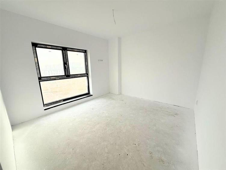 Apartament cu 3 camere semidecomandat în Exterior Sud