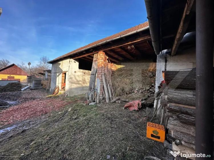 Casă cu 4 camere cu Teren 2500 Mp în Hurez