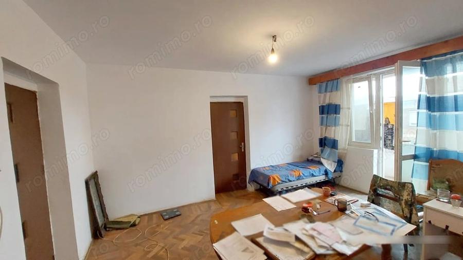 Apartament cu 3 camere semidecomandat în Est