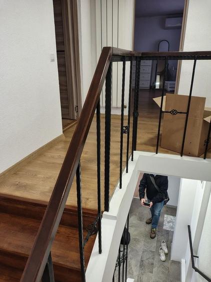Casă individuală cu 8 camere cu Canalizare în Central