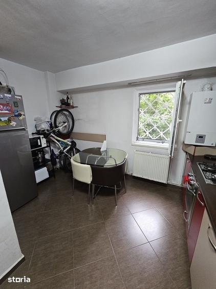 Apartament cu 3 camere semidecomandat în 13 Septembrie