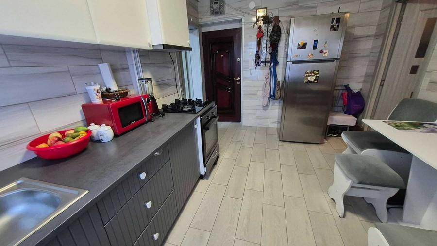 Apartament cu 3 camere semidecomandat în Central