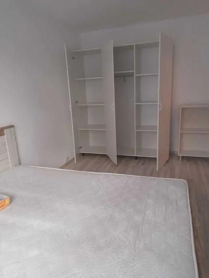 Apartament cu 2 camere semidecomandat, mobilat în Podul de Piatră