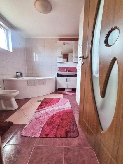 Casă individuală cu 5 camere cu Garaj în Central