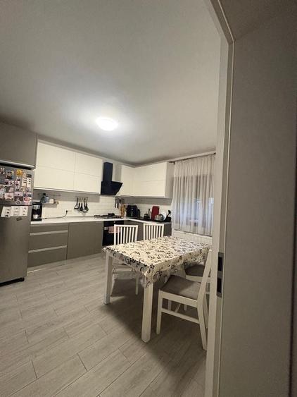 Casă individuală cu 7 camere cu Canalizare în Nord-Est