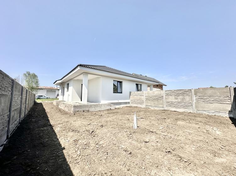 Duplex cu 3 camere cu Canalizare în Albina