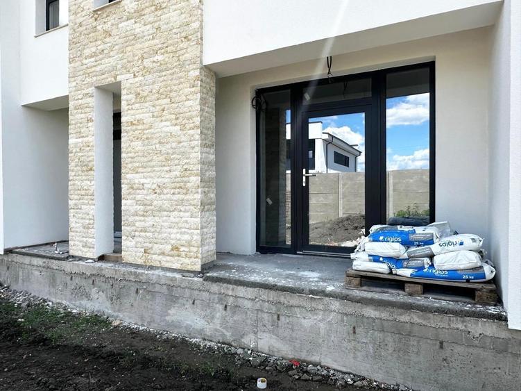 Duplex cu 4 camere cu Canalizare în Moșnița Nouă