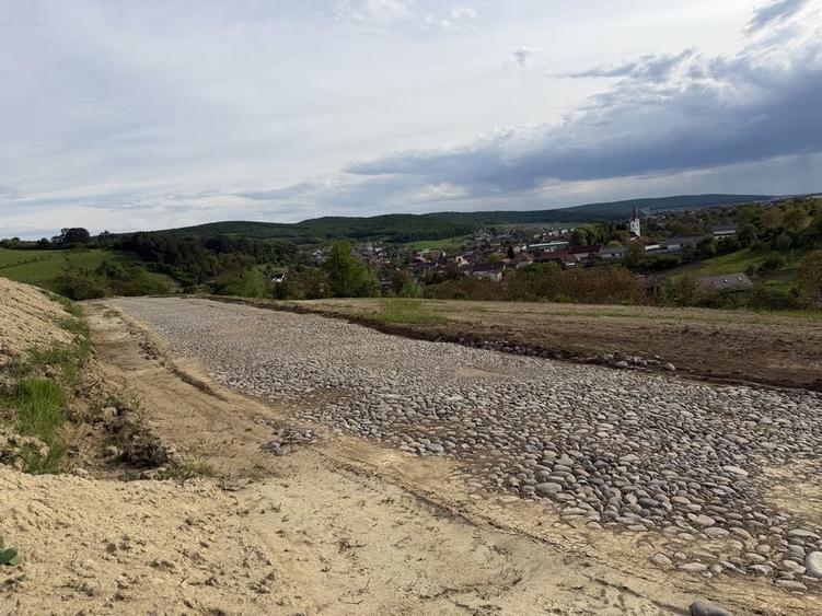 Teren de 1000 mp, în Livezeni