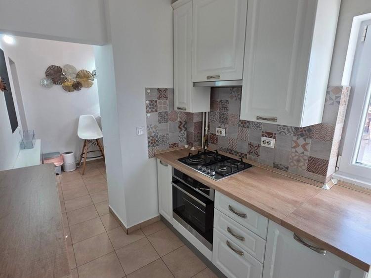 Apartament cu 4 camere semidecomandat, mobilat în Universitate