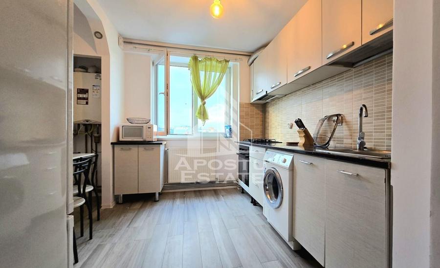 Apartament cu 3 camere semidecomandat, mobilat în Central