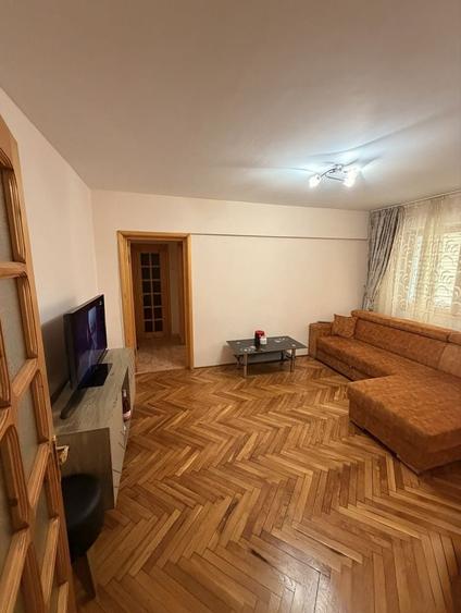 Apartament cu 4 camere semidecomandat în Central