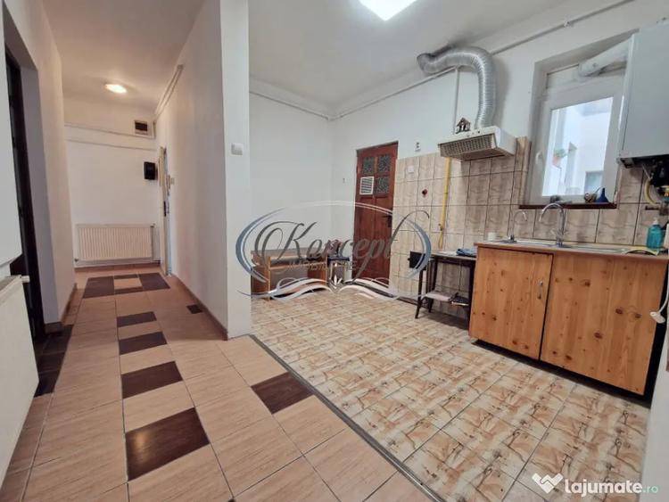 Apartament cu 3 camere semidecomandat, mobilat în Central