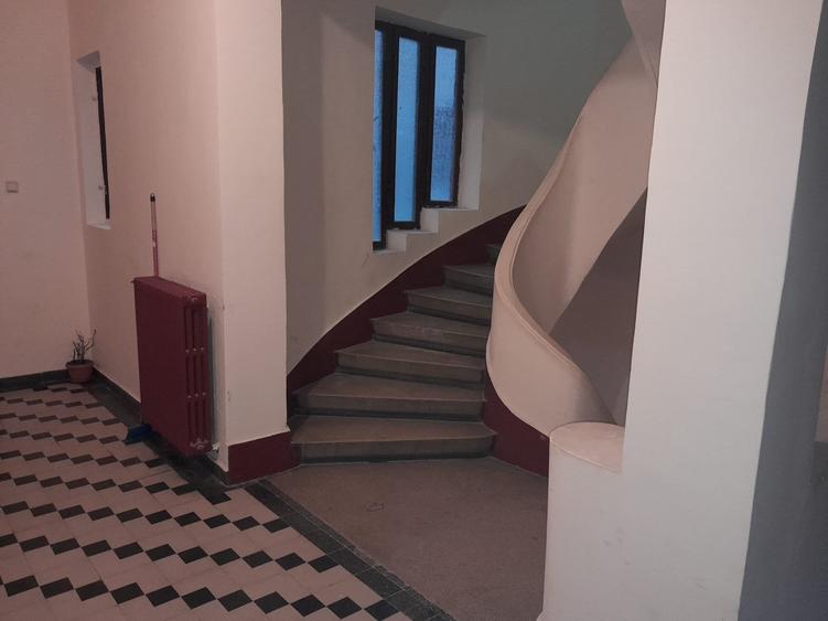 Apartament cu 3 camere semidecomandat, mobilat în Tineretului