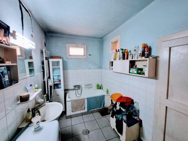 Casă individuală cu 6 camere cu Canalizare în Central