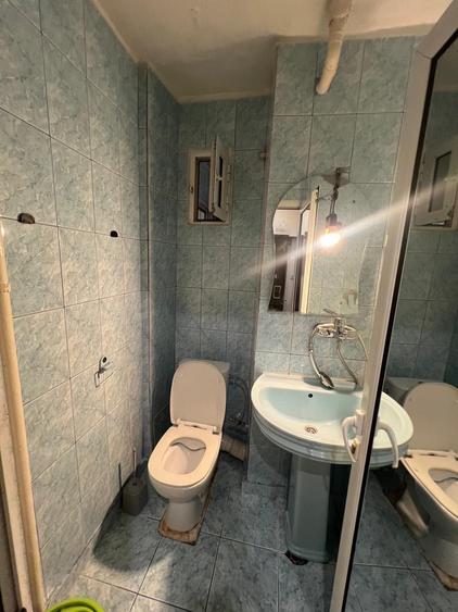 Apartament cu 3 camere semidecomandat în Craiovița Nouă